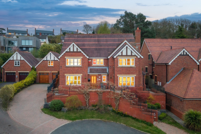 5 bed property, in 5 Swallow Drive, £850,000