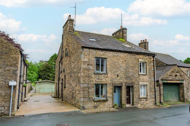 3 bed property, in Main Street, £300,000