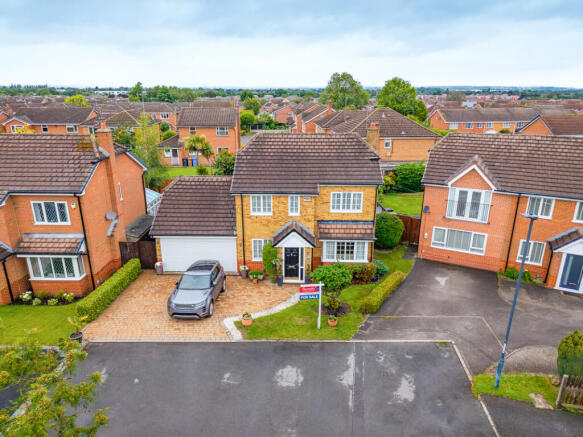 4 bed property, in Linacres Drive, £425,000