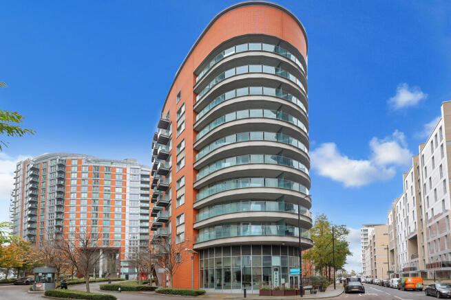 2 bed property, in Biscayne Avenue, £325,000