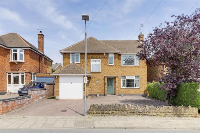 4 bed property, in Thornton Avenue, £425,000