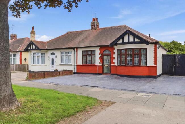 2 bed property, in Bournemouth Park Road, £330,000