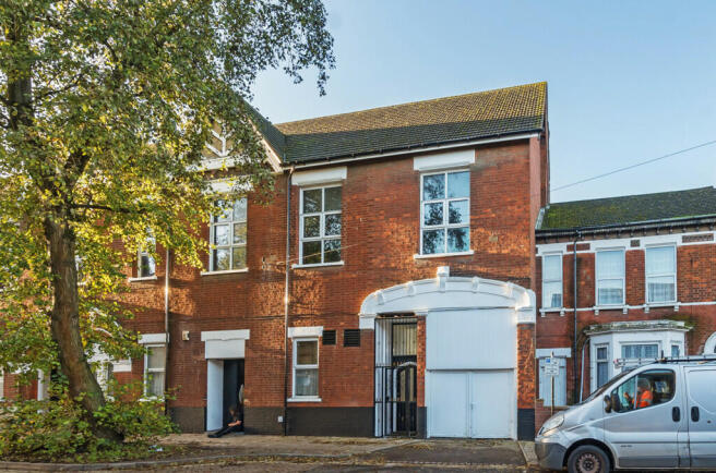 3 bed property, in Ashburnham Road, £225,000
