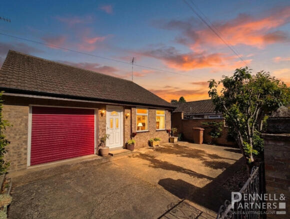 2 bed property, in Horsegate, £260,000