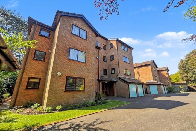 2 bed property, in Dean Park, £195,000