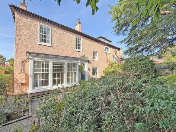4 bed property, in High Street, £425,000