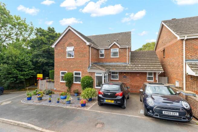 5 bed property, in Sandbanks Close, £425,000