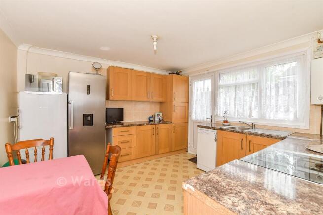 3 bed property, in Fuggles Close, £270,000