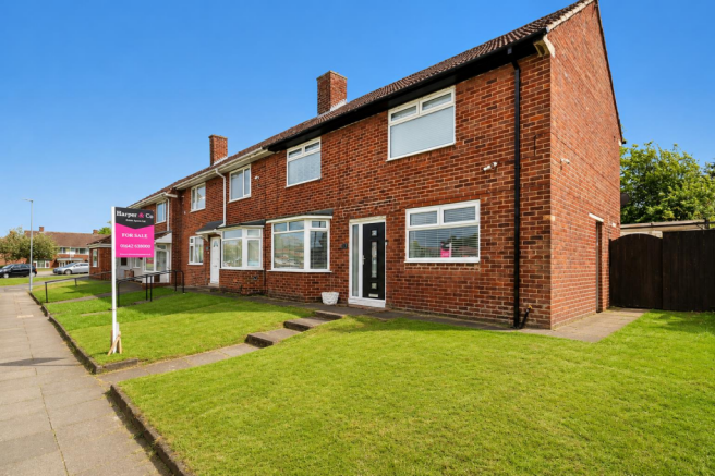 4 bed property, in Runfold Close, £150,000