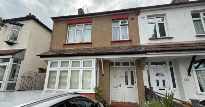 2 bed property, in 131B Westbury Road, £130,000