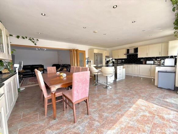 4 bed property, in Upper Stratton, £400,000