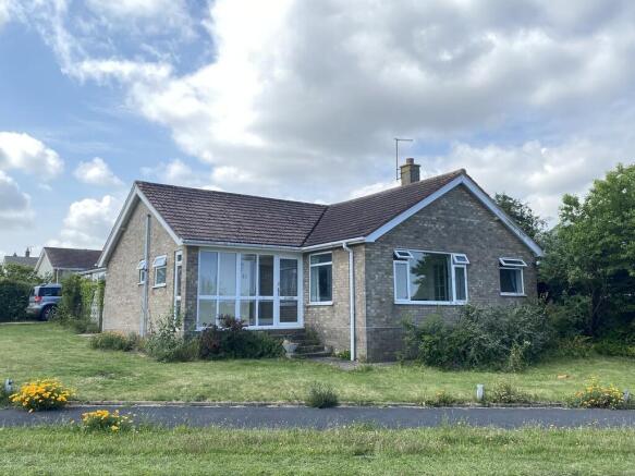 3 bed property, in Pine Walk, £350,000