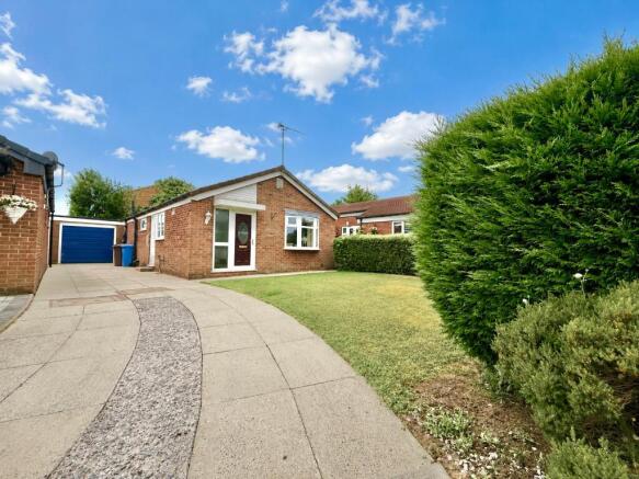 2 bed property, in Broomfields, £275,000