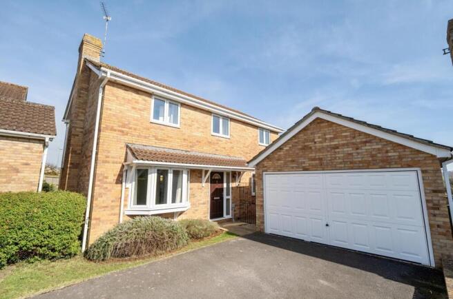 4 bed property, in Abbots Way, £450,000