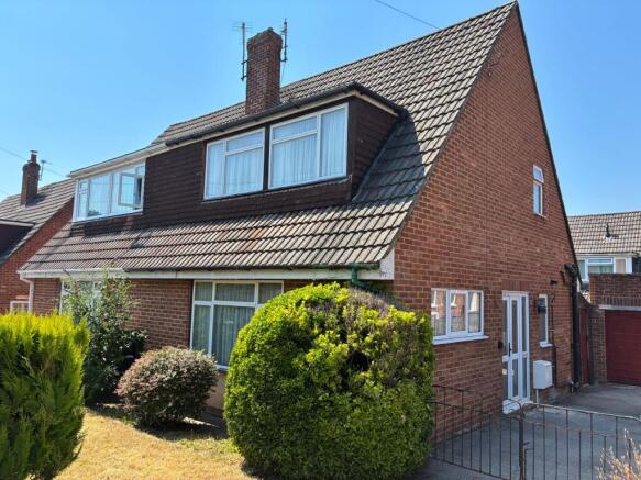3 bed property, in Beech Grove, £265,000