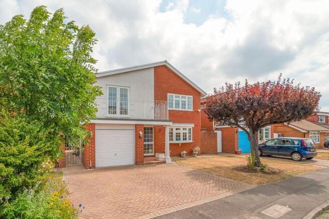 4 bed property, in Grangewood, £900,000