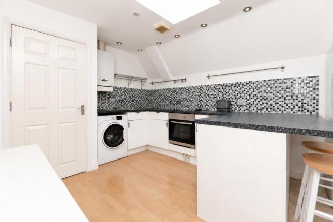2 bed property, in Paxton Road, £180,000