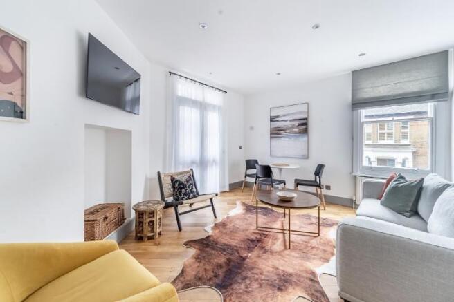 2 bed property, in Cremorne Mansions, £600,000