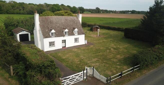 3 bed property, in The Compasses, £275,000