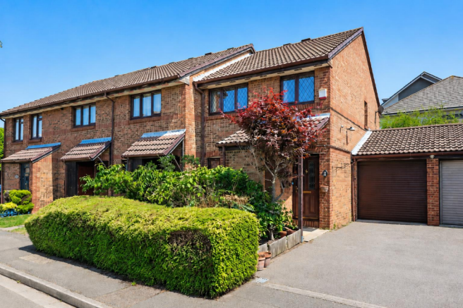 3 bed property, in Hawthorne Crescent, £525,000