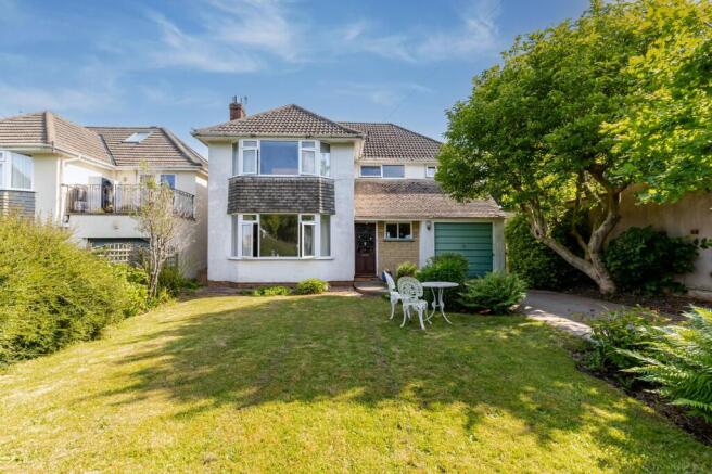 4 bed property, in Oakleigh Close, £750,000