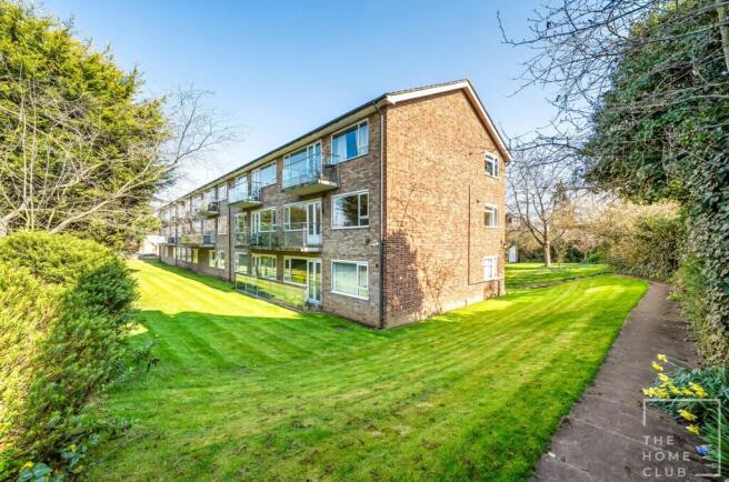 2 bed property, in Hillbrow Court, £350,000