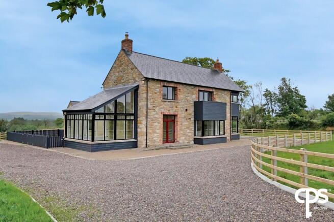 5 bed property, in Boa Island Road, £325,000