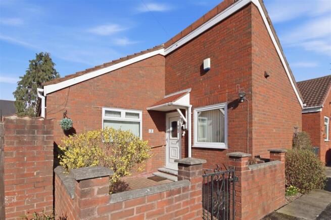 2 bed property, in Farnsworth Court, £220,000