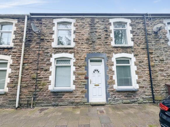 2 bed property, in New Road, £120,000