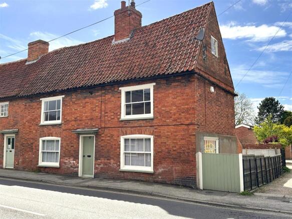 2 bed property, in High Street, £225,000
