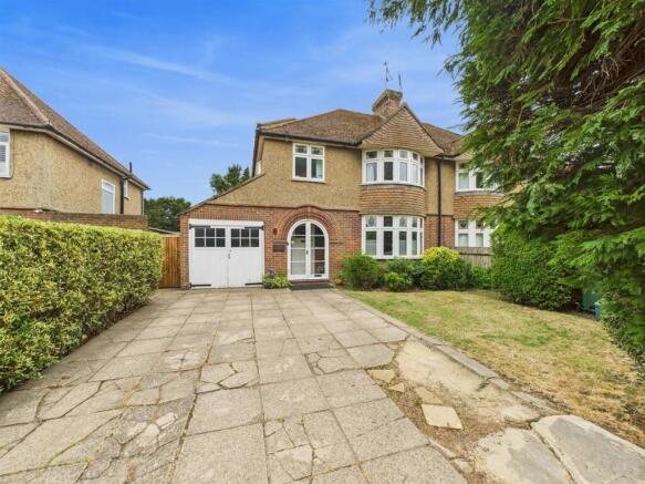 4 bed property, in Tring Road, £580,000