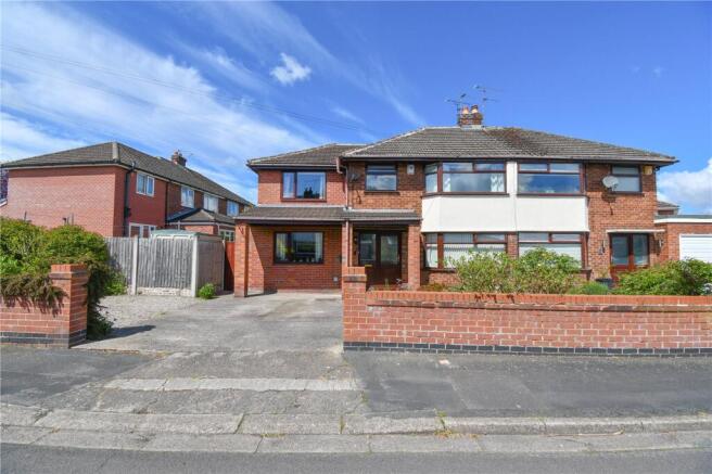 4 bed property, in Birkett Avenue, £300,000