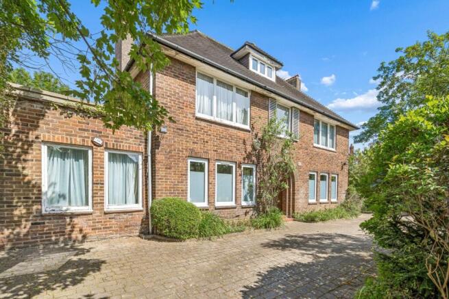 5 bed property, in Farm Avenue, £2,250,000