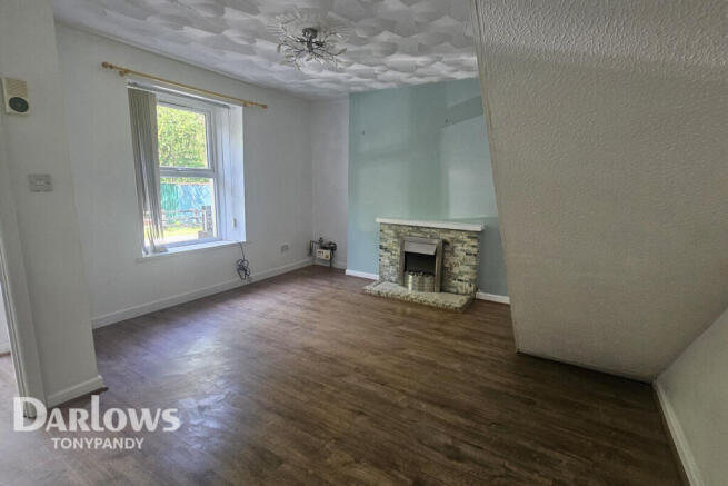 2 bed property, in East Road, £95,000