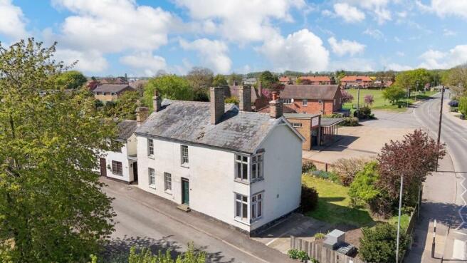 5 bed property, in Cage Lane, £375,000