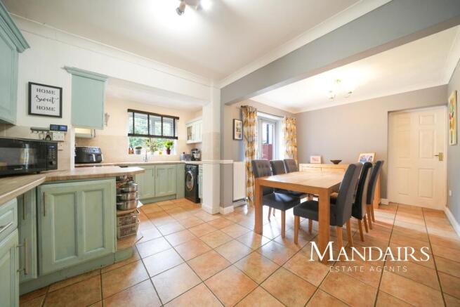 5 bed property, in Edinburgh Avenue, £350,000