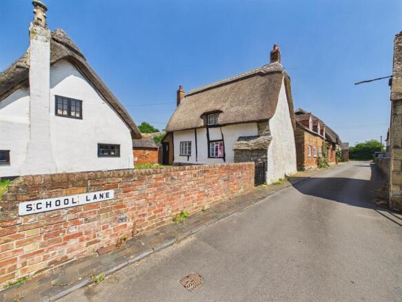 1 bed property, in School Lane, £190,000