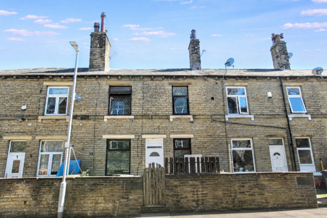 2 bed property, in Ryburn Terrace, £60,000