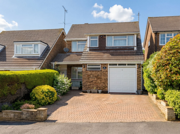 4 bed property, in Wickenfields, £625,000