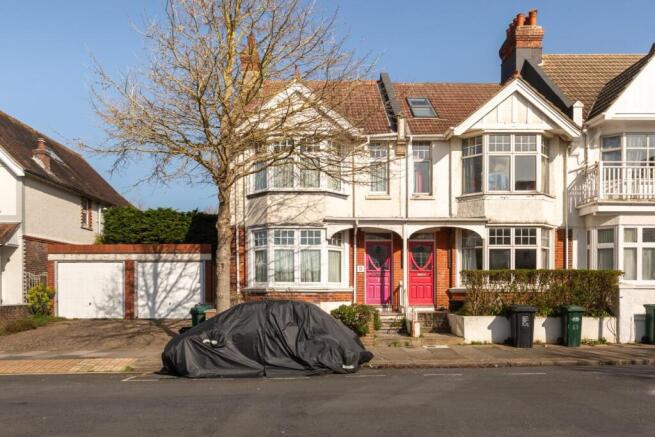 5 bed property, in Lyndhurst Road, £1,000,000