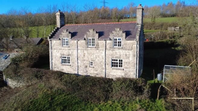 3 bed property, in Groesffordd Marli, £495,000