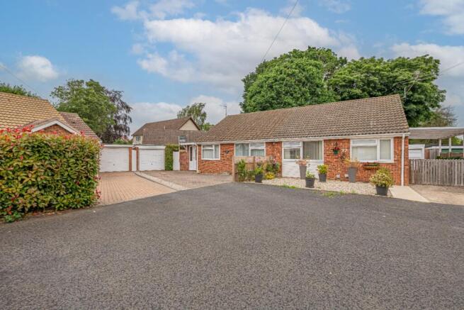 3 bed property, in Little Paxton, £300,000
