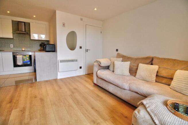 2 bed property, in Heather Ridge Arcade, £200,000