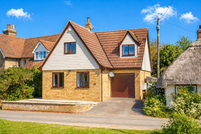 3 bed property, in Ardley End, £595,000