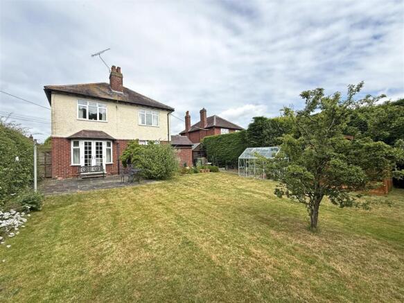 4 bed property, in Lyth Hill Road, £495,000