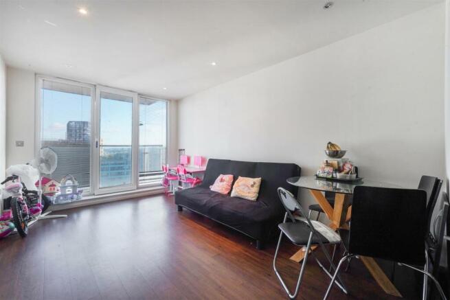 2 bed property, in The Oxygen, £385,000