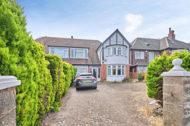 8 bed property, in North Drive, £360,000