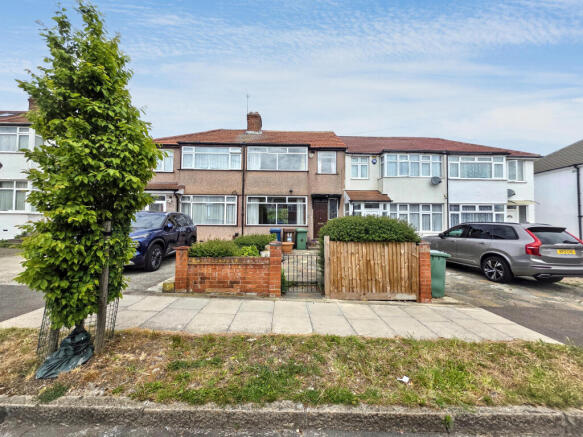 3 bed property, in 40 Whistler Gardens, £375,000