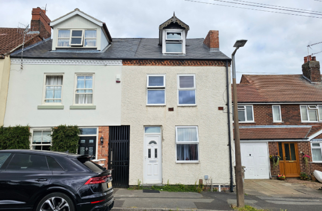 3 bed property, in Newthorpe Common, £120,000