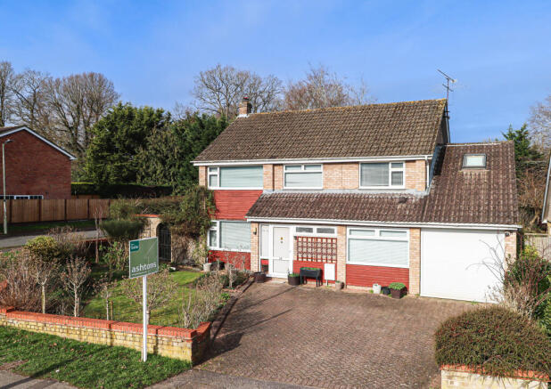 4 bed property, in Ridgewood Drive, £1,150,000